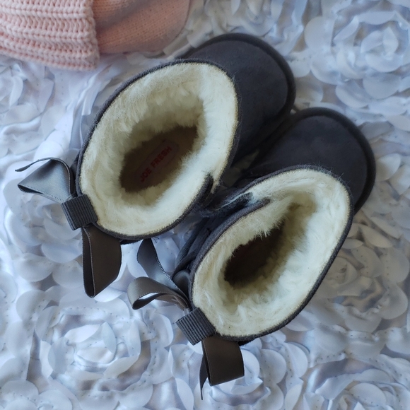 Winter Accessories Bundle - Boots and Knit Pompom Toque - Picture 5 of 7